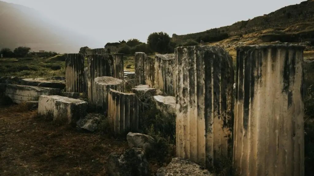 Ruínas antigas com colunas de pedra