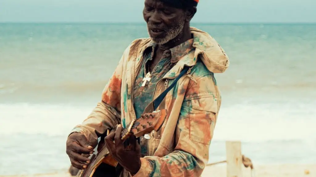 Músico tocando violão representando o reggae