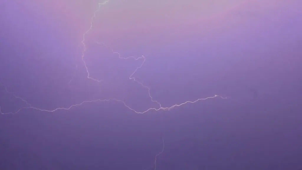 Raio em tempestade representando fenômenos naturais estranhos