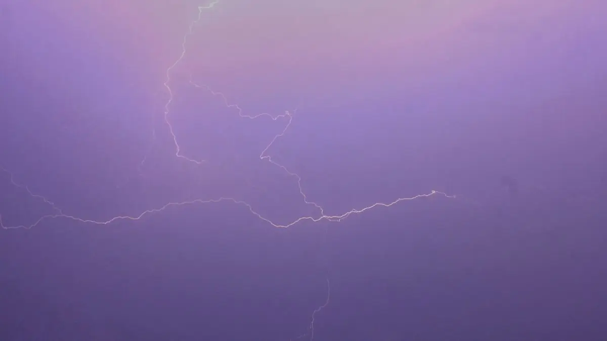 Raio em tempestade representando fenômenos naturais estranhos