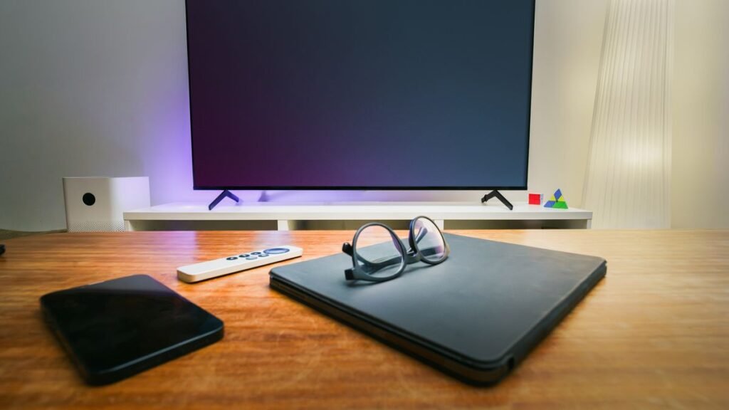Sala moderna com smart TV - melhores TVs 2026