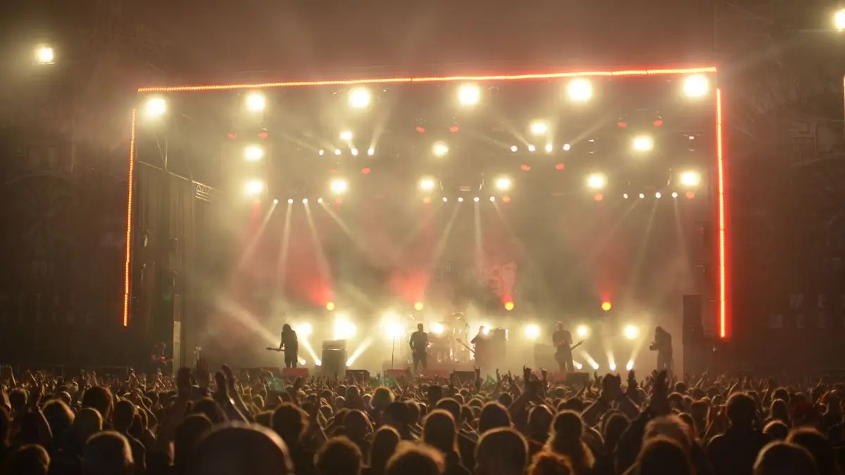 Palco com luzes de show representando música pop